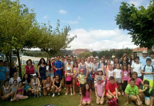 63 nenos e nenas de Frades participan na excursión ao Aquapark de Cerceda